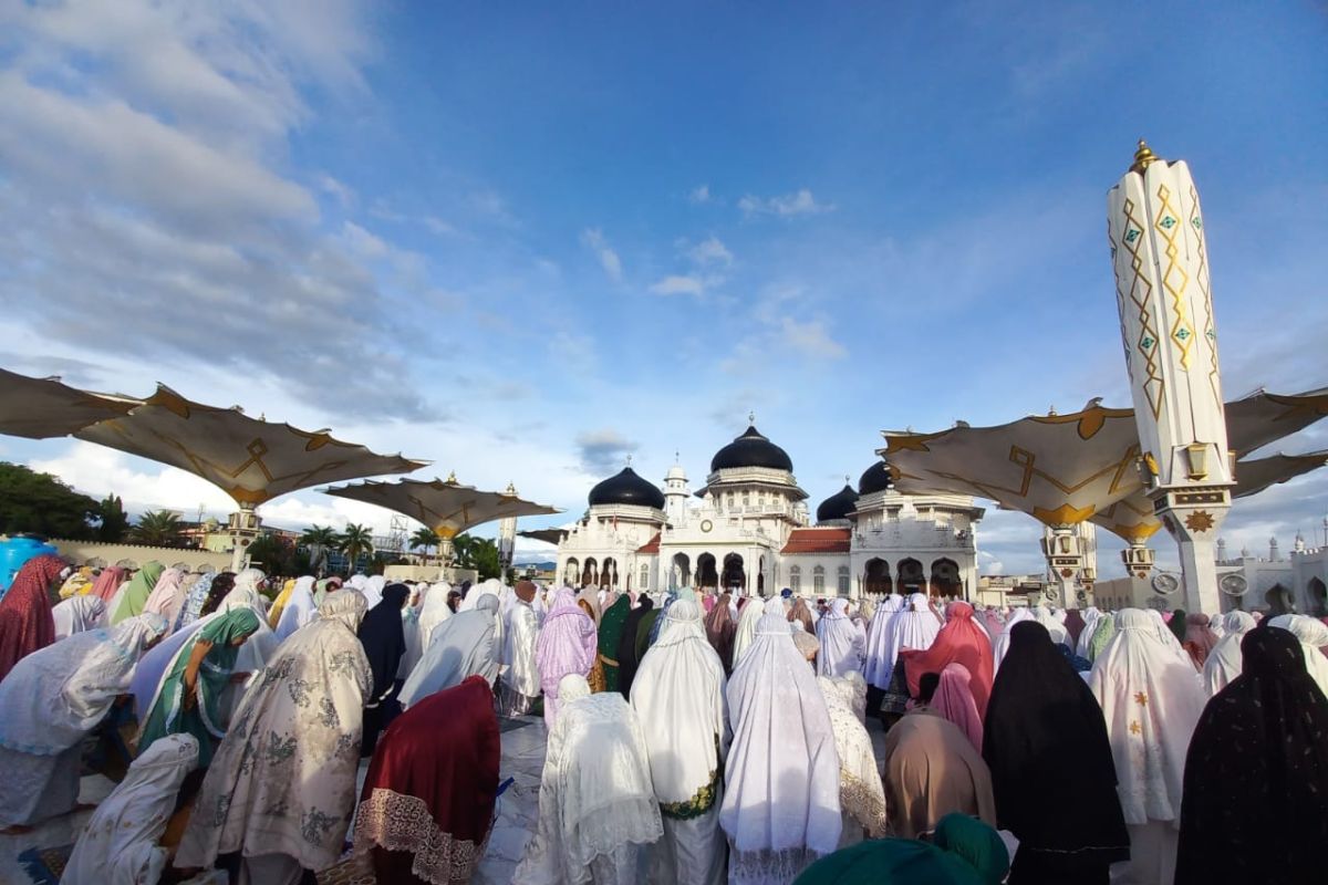 Jamaah shalat Ied di masjid raya Baiturrahman membludak sampai ke taman