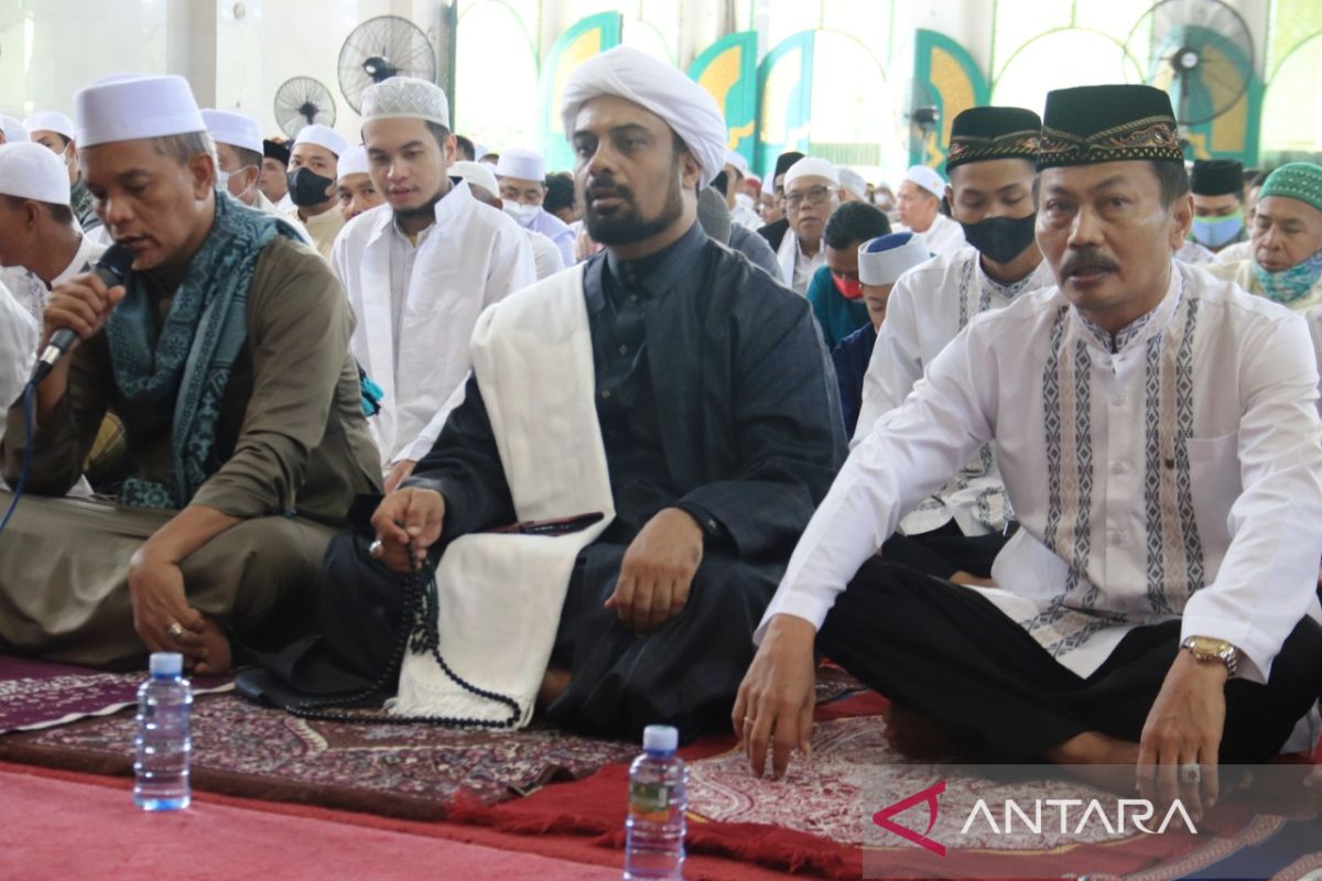 Wawali dan sekda shalat Ied di Masjid Agung Al Munawwarah