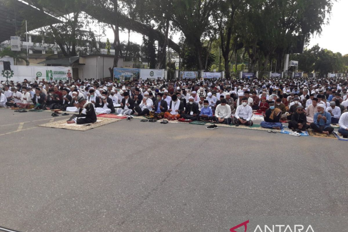 Ribuan jamaah shalat Idul Fitri di lapangan depan Kantor Wali Kota Pontianak