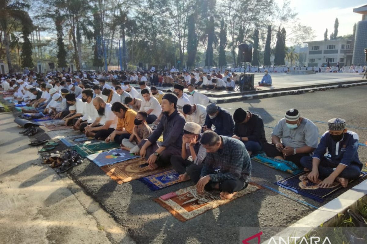 Ribuan umat Muslim Shalat Id di halaman Kantor Wali Kota Sorong