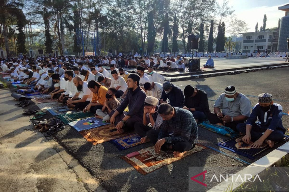Ribuan umat Islam Shalat Id di halaman Kantor Wali Kota Sorong