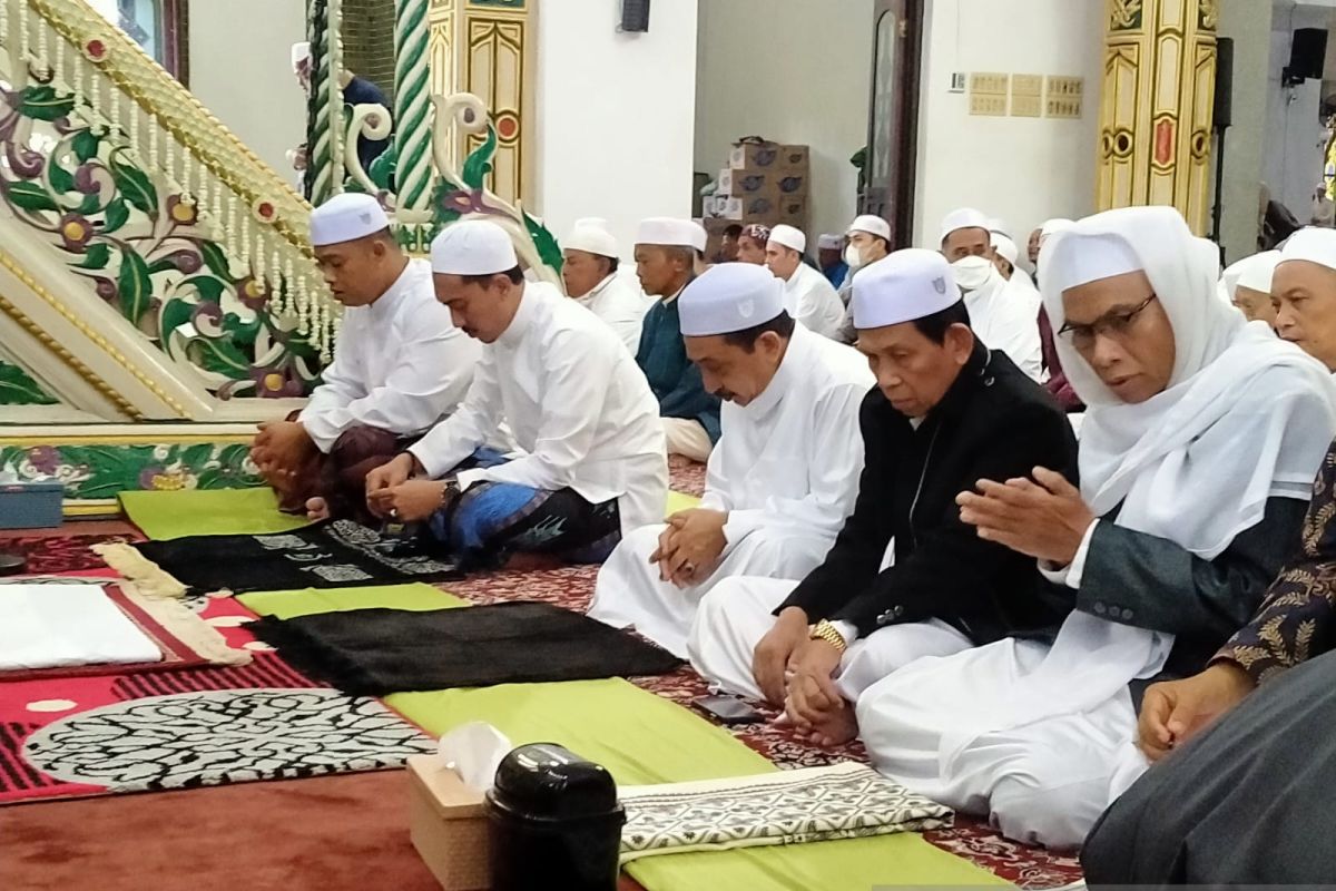 Bupati dan wabup shalat Idul Fitri di Masjid Agung Al Karomah