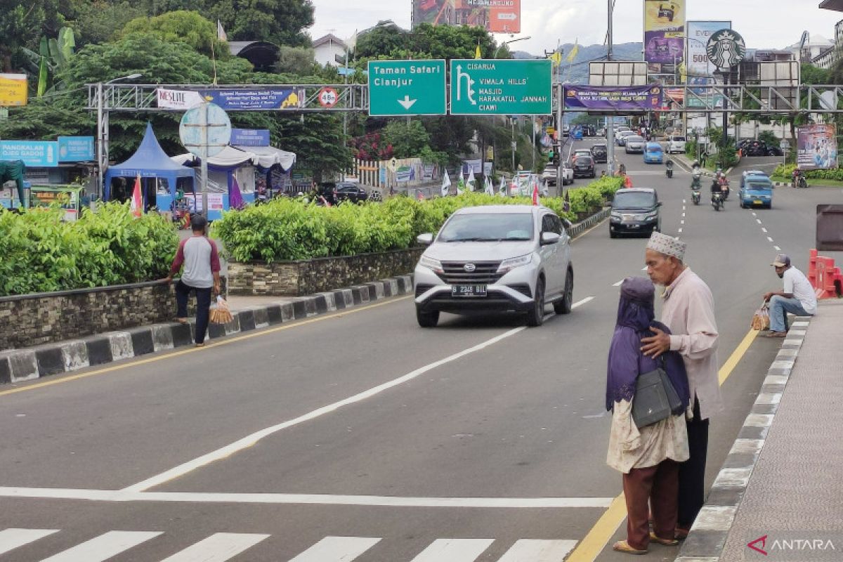 Arus lalu lintas Jalur Puncak Bogor diprediksi padat pada hari kedua Lebaran 2022