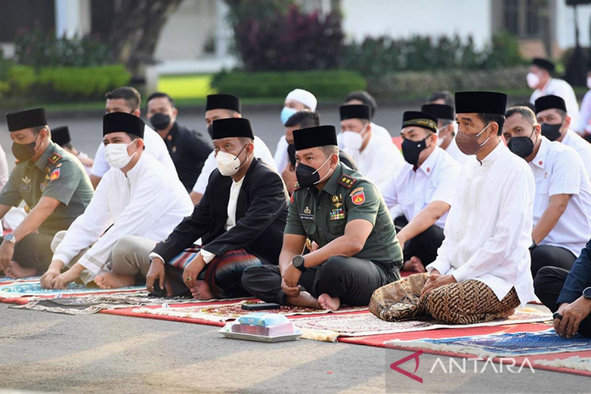 Presiden Jokowi beserta Ibu Iriana Shalat Id di halaman Gedung Agung