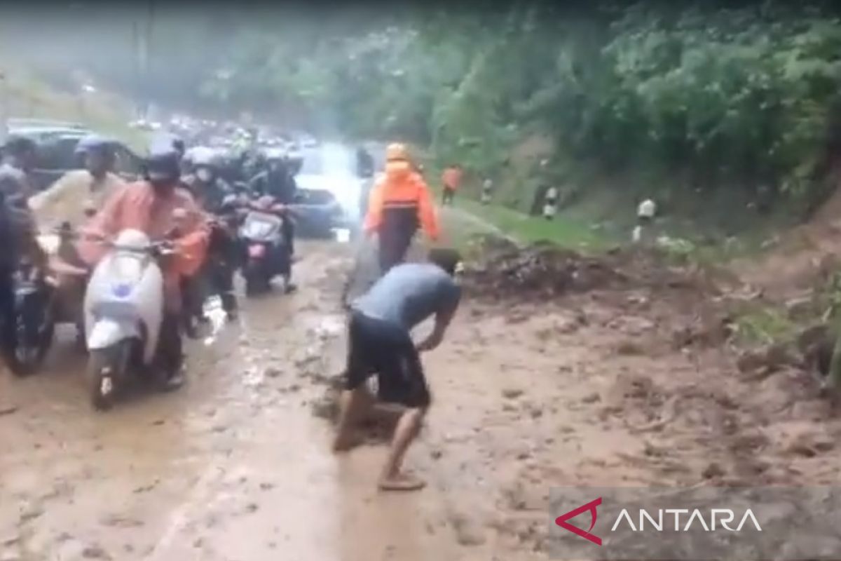 Jalan utama Bandung-Subang di Ciater longsor sebabkan kemacetan