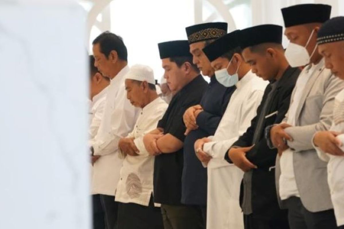 Menteri BUMN Erick Thohir Shalat Idul Fitri di Masjid At-Thohir