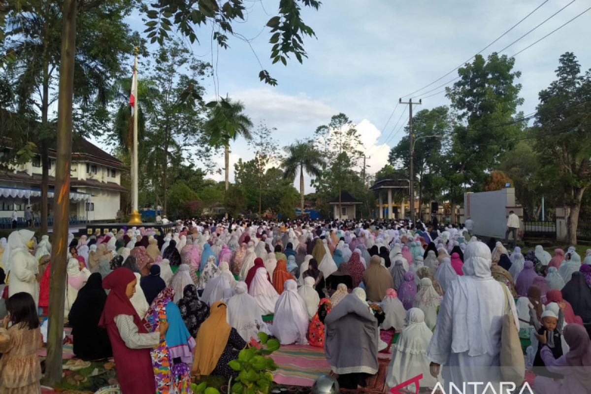 Pemkab Belitung selenggarakan shalat Idul Fitri di halaman kantor Bupati