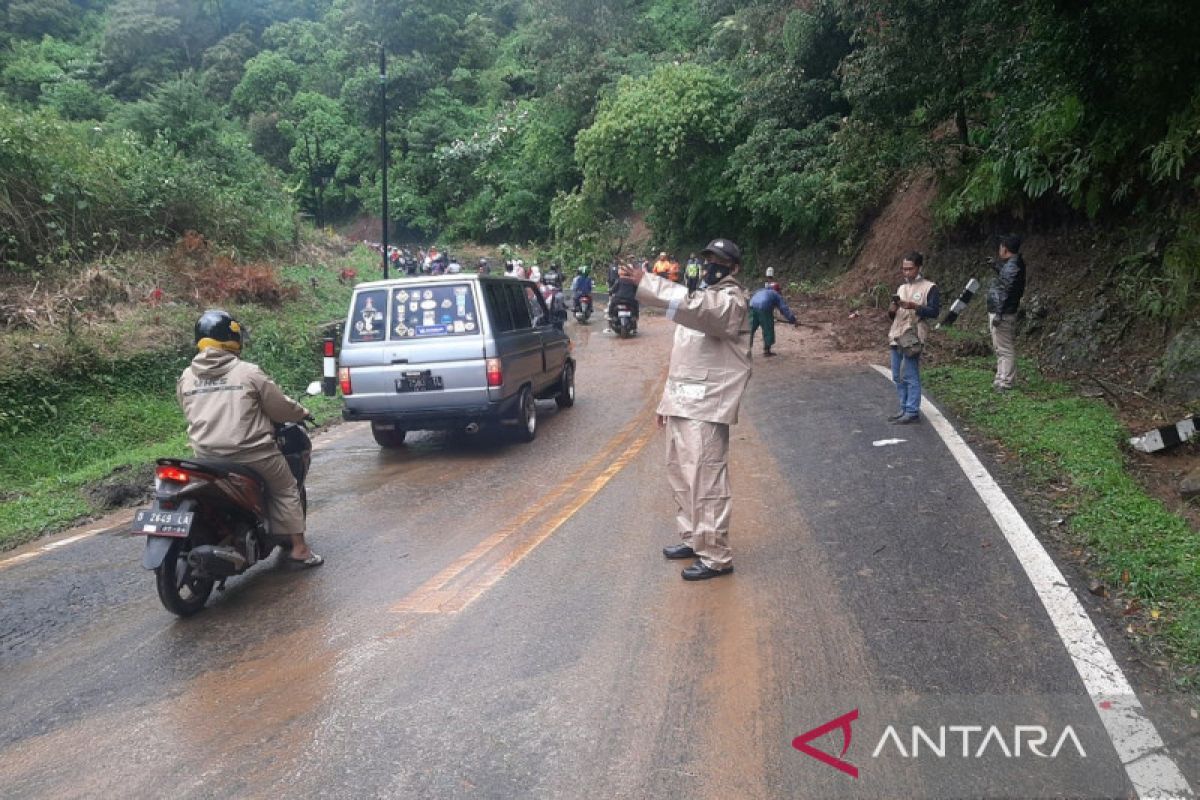 Polisi pastikan jalan Bandung-Subang bisa kembali dilintasi kendaraan usai longsor