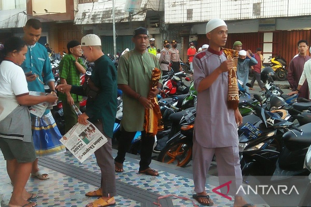 Shalat Id di Ambon bawa berkah bagi penjual koran bekas