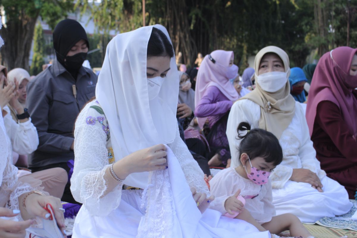 Gibran-keluarga Shalat Id di Balai Kota Surakarta