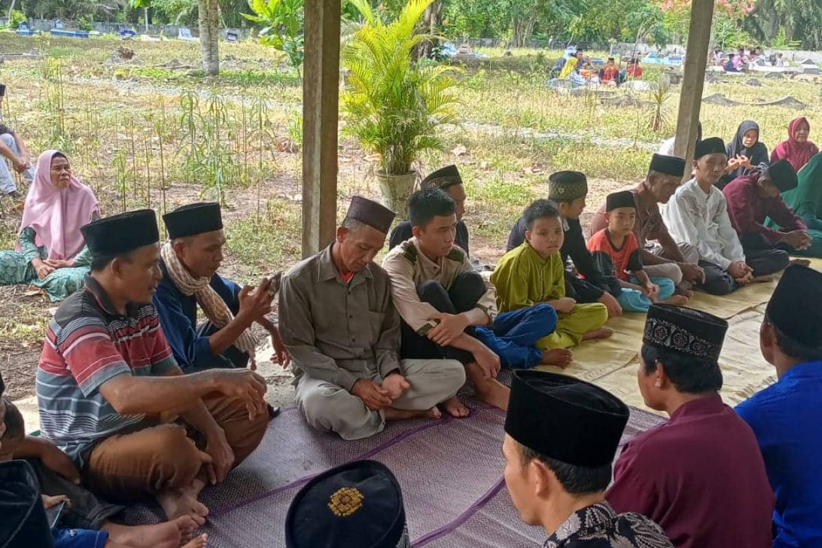 Idul Fitri diisi tradisi ziarah kubur di masyarakat Pasar Seluma