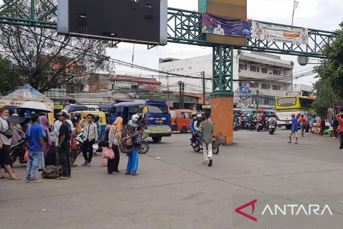 Ribuan pemudik lokal masih padati Terminal Bekasi