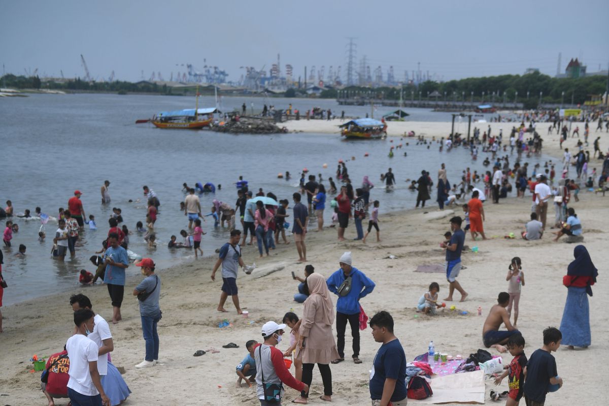 Ancol masih batasi pinggir laut dari pengunjung pantai untuk bermain air