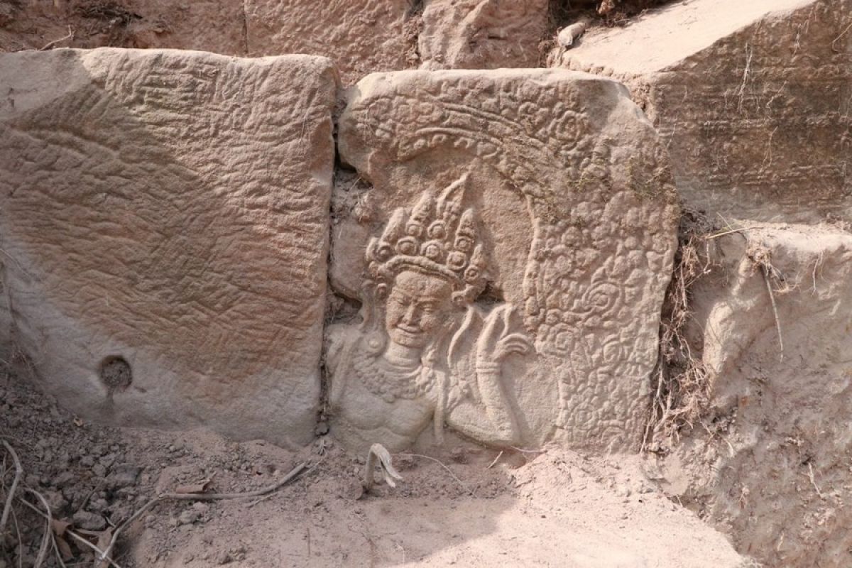 Ukiran batu abad ke-12 ditemukan di Gerbang Takav di Angkor Wat