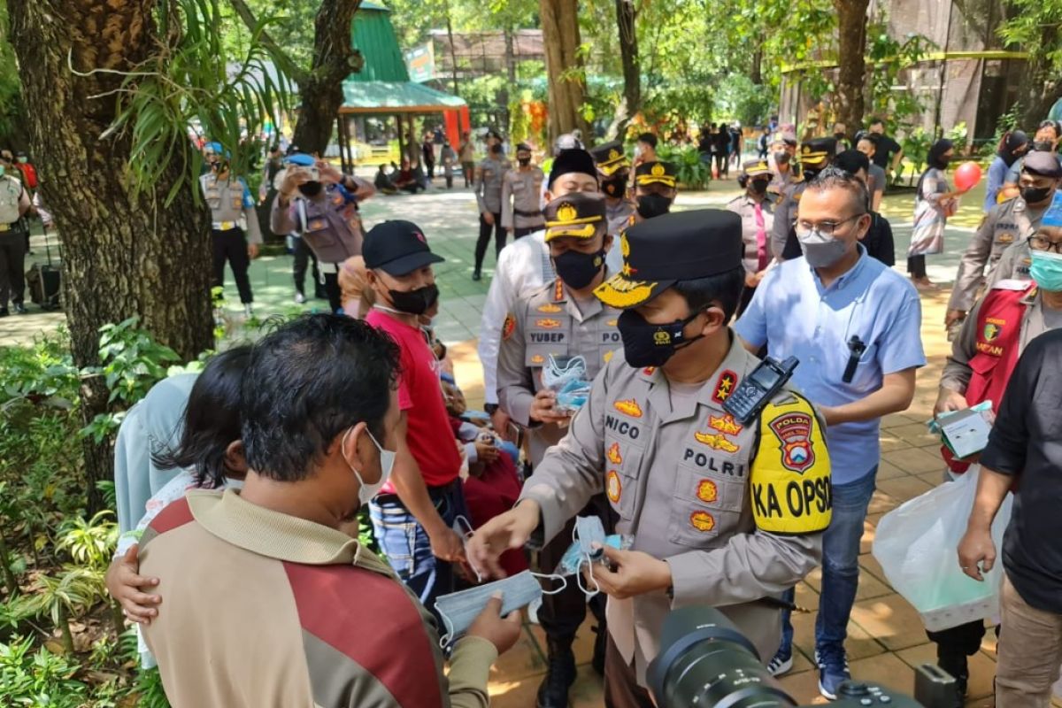 Kapolda Jatim tinjau penerapan protokol kesehatan di Kebun Binatang Surabaya