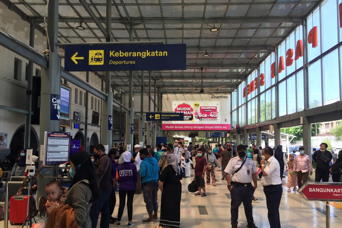 33,400 travelers depart from Jakarta stations day after Eid: KAI