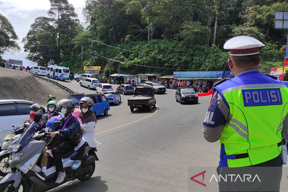 Pengendara terjebak enam jam di jalur Cianjur-Bandung akibat macet