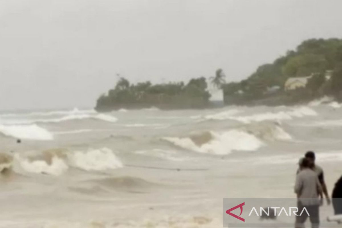 BMKG: Gelombang setinggi 2,5 meter berpeluang landa lima titik perairan NTT