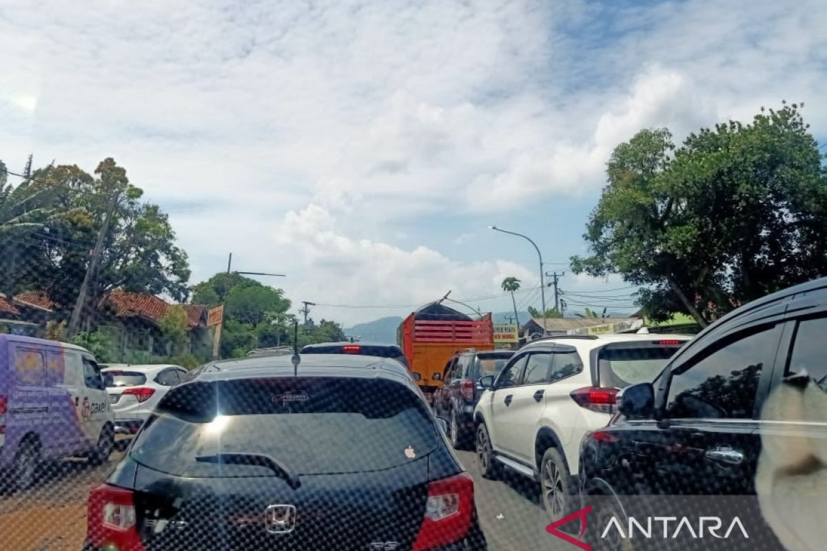 Jalur Bandung-Cianjur macet total, pengendara terjebak enam jam