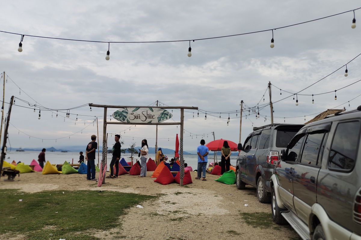 Wisatawan luar daerah ramai kunjungi Pantai Sebalang Lampung Selatan