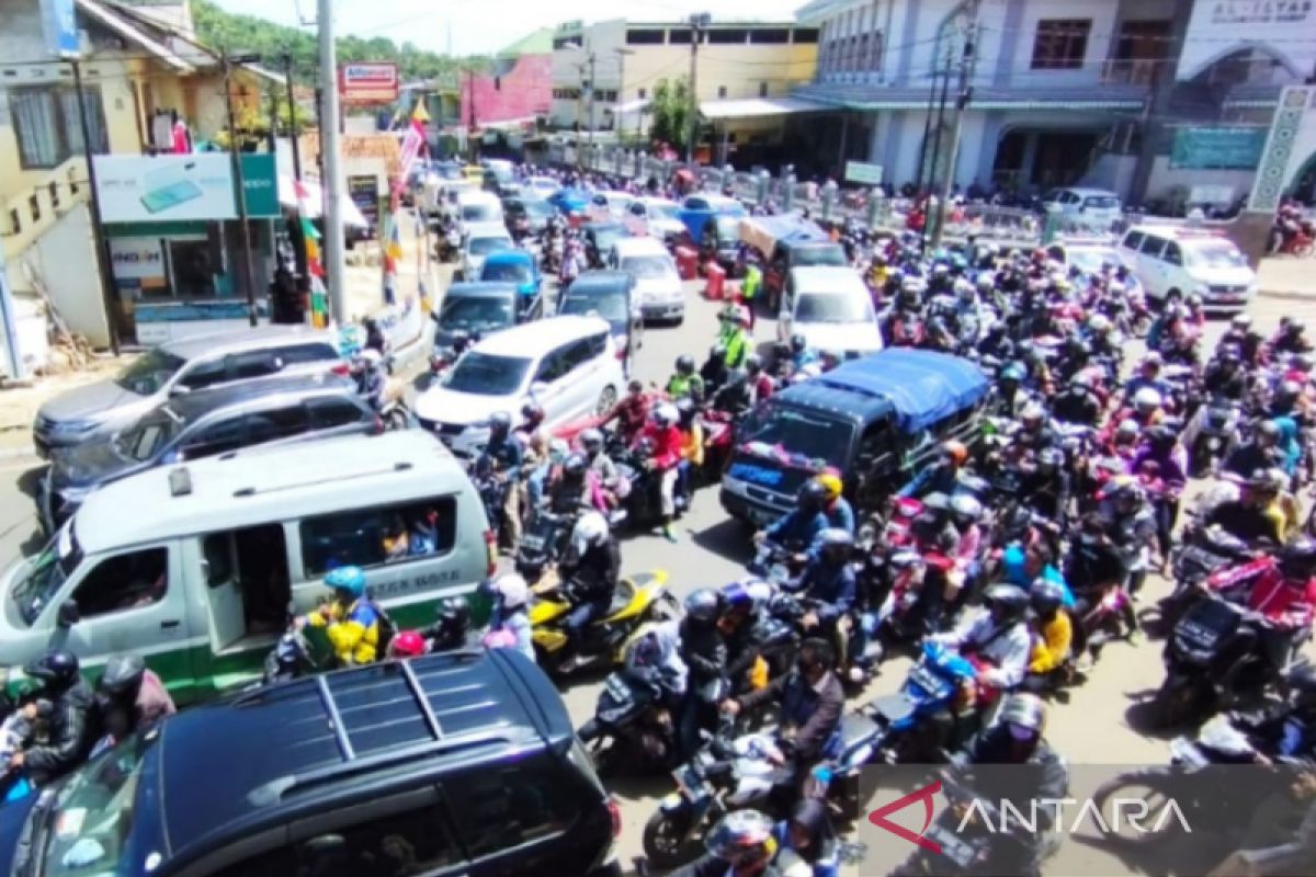 Sejumlah ruas jalan di Garut padat pada hari kedua Lebaran