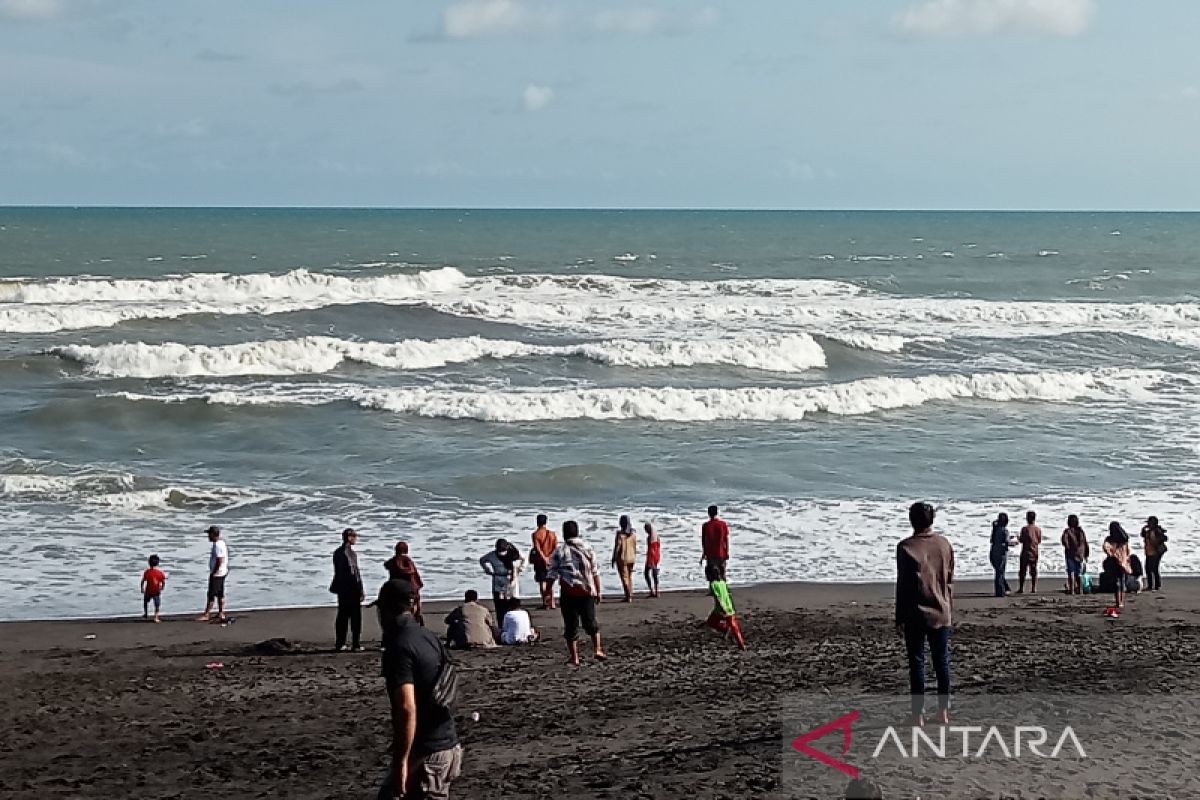 Wisatawan padati Pantai Goa Cemara Bantul usai hari Lebaran