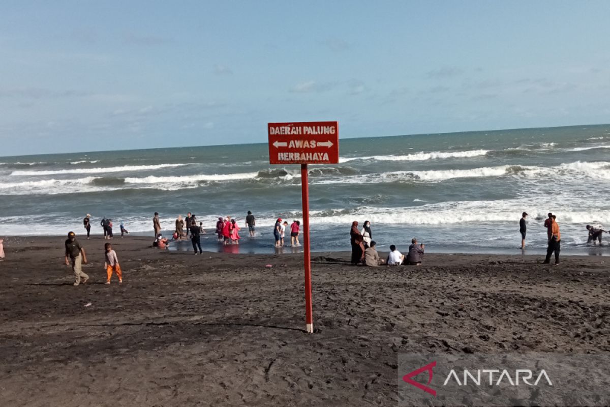 SAR Bantul imbau wisatawan pantai waspada gelombang tinggi