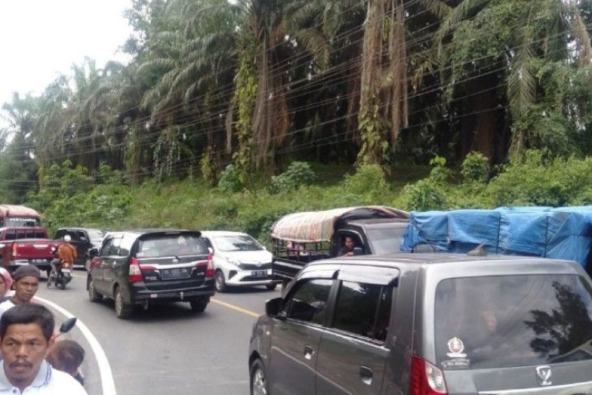 Lebaran kedua, Jalinsum menuju objek wisata Aek Sijorni macet 1 km