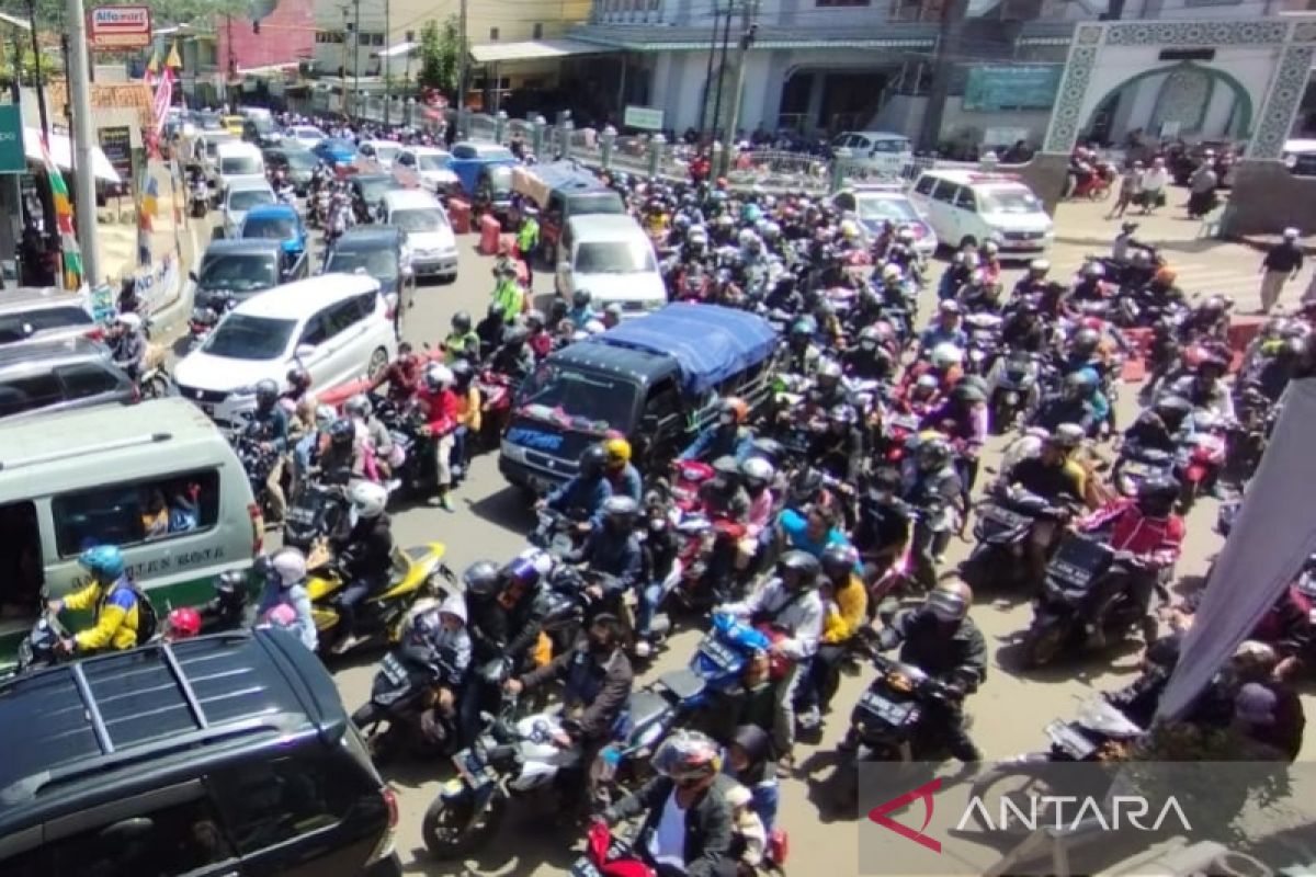 Polisi sebut pemudik lintas Garut masih ramai hari kedua Lebaran