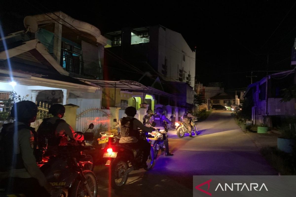 Samapta Polresta Kendari patroli awasi rumah warga yang mudik