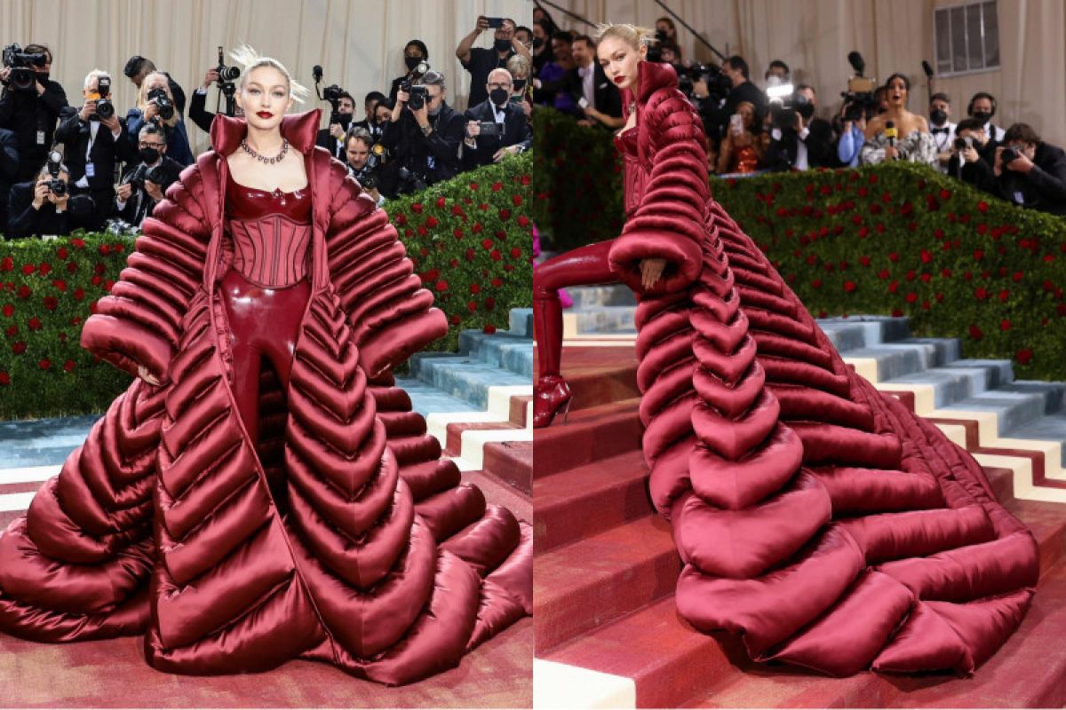 Gigi Hadid tampil serba merah di Met Gala 2022