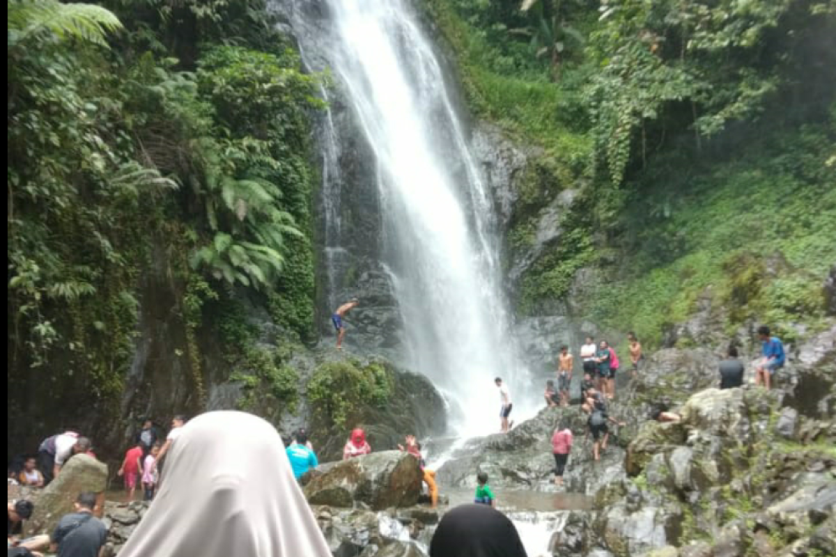 Pengunjung wisata alam Curug Cigentis Karawang diperkirakan melonjak akhir pekan