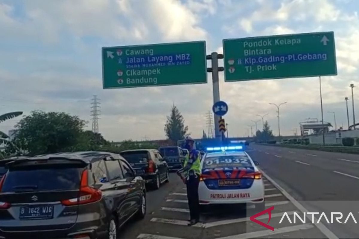 Kendaraan dari JORR menuju MBZ dan Cikampek antre satu kilometer