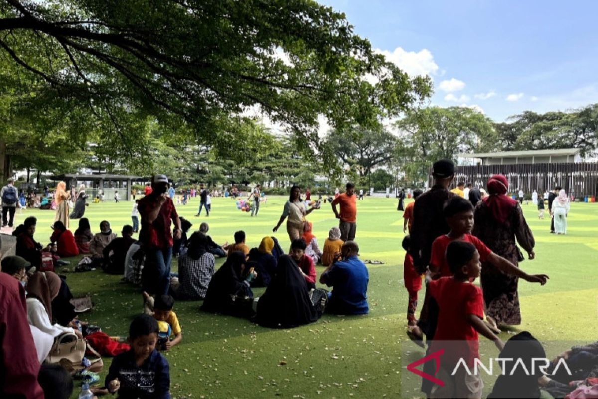 Lebaran kedua, warga habiskan liburan di Taman Alun-alun Bandung