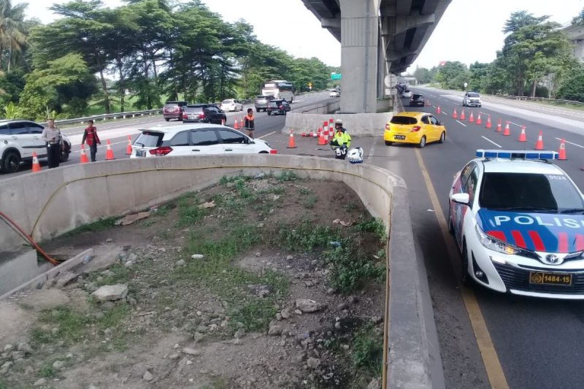 "Contra flow" diberlakukan di  KM 47,  arah Cikampek ramai lancar