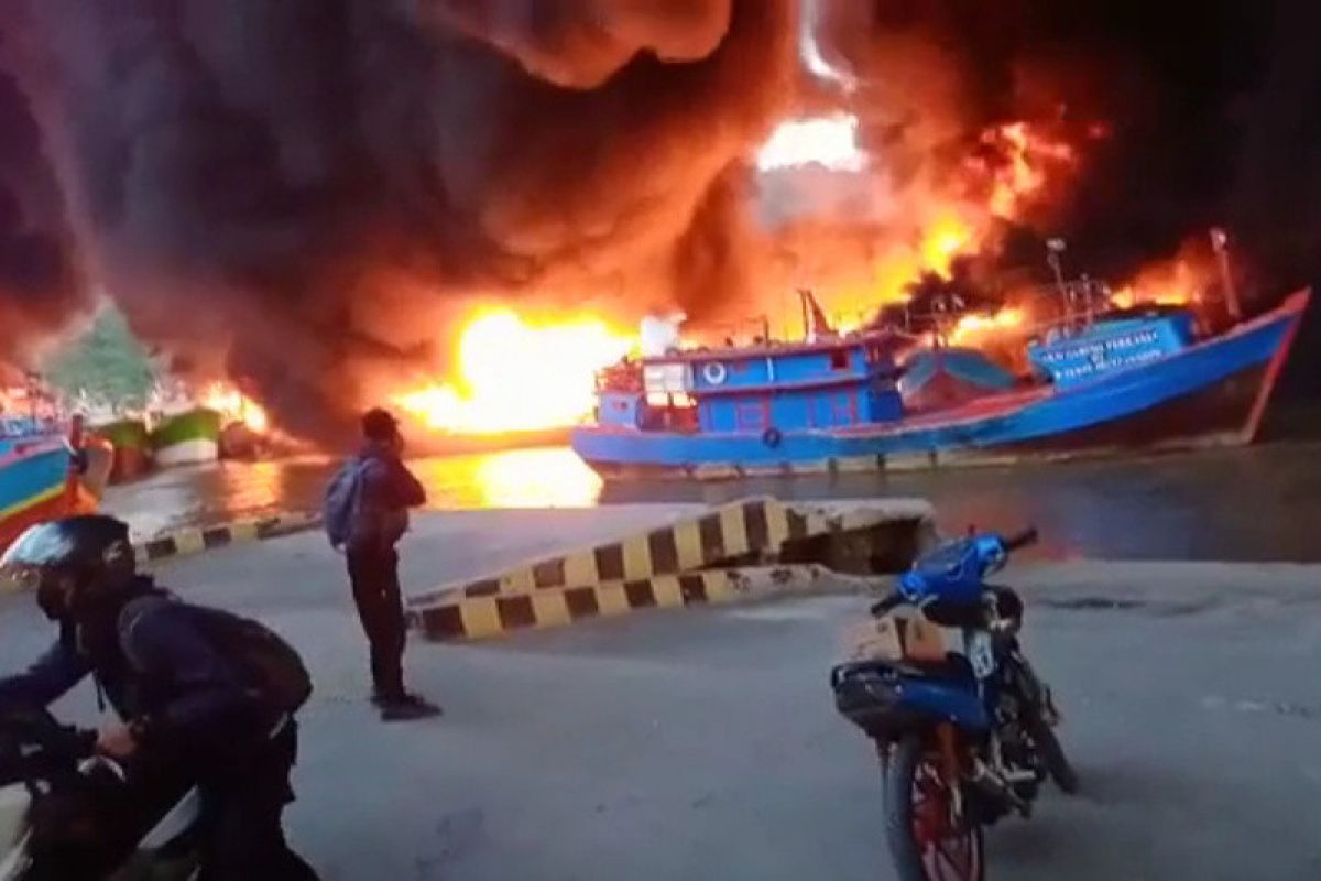 Sejumlah kapal nelayan di Dermaga Batere Cilacap terbakar