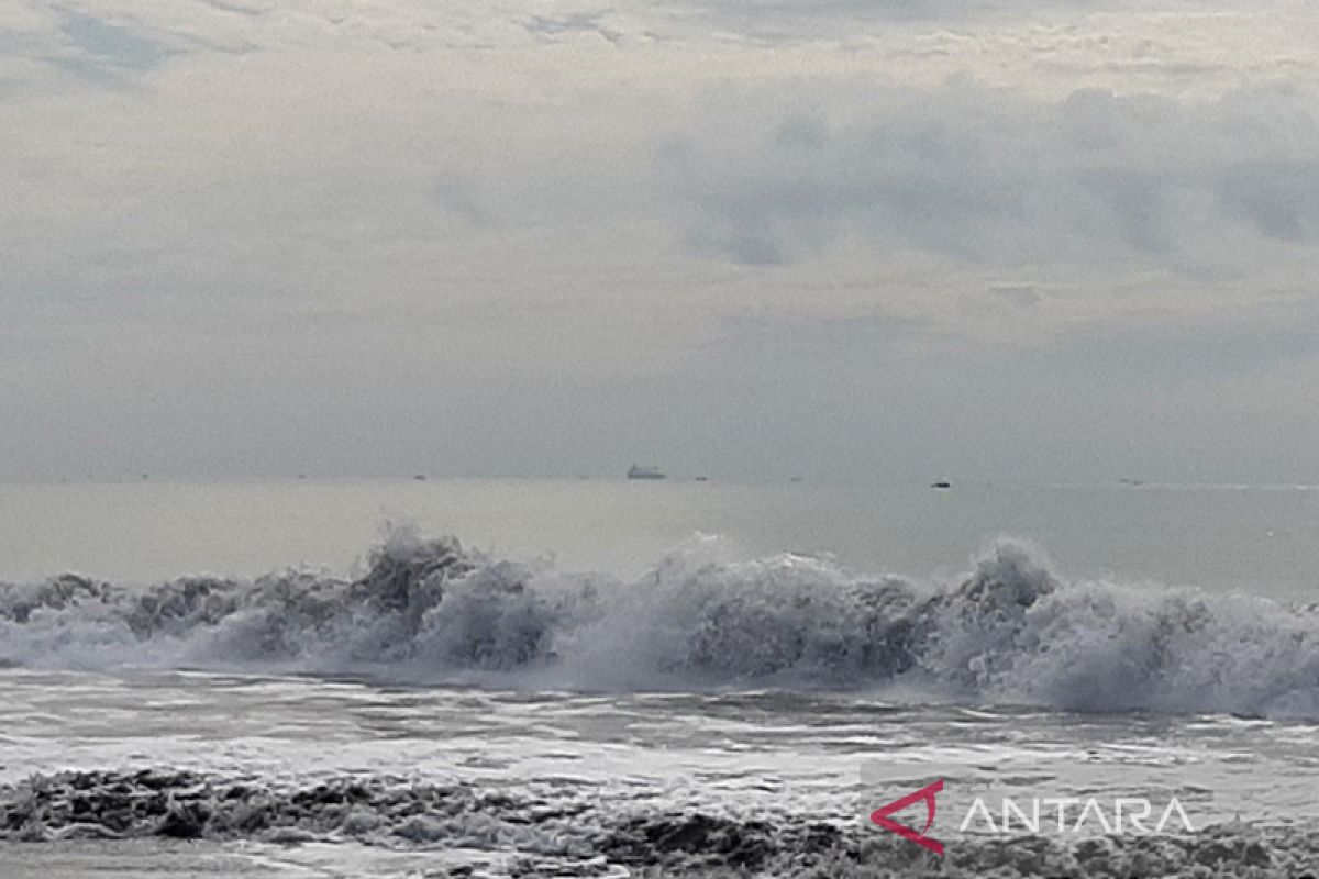 Waspada gelombang tinggi di pantai selatan Jawa Barat hingga DIY