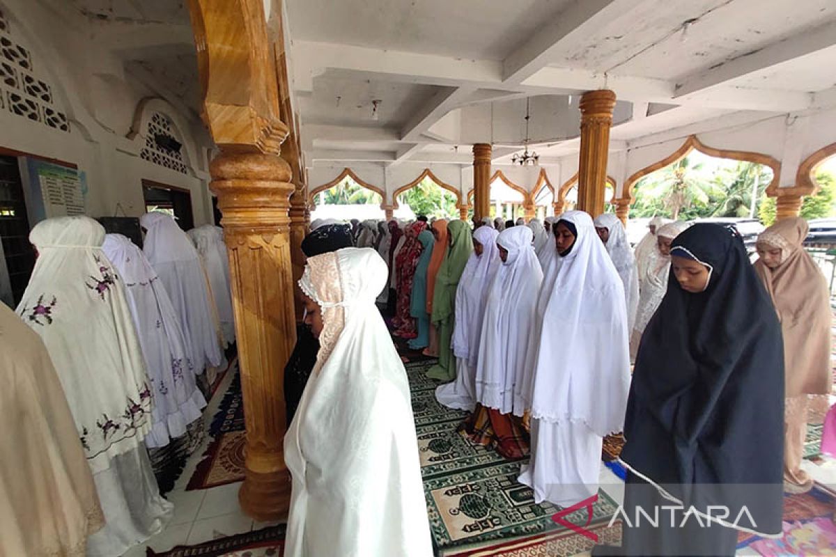 Sebagian warga Aceh Timur rayakan Idul Fitri 3 Mei