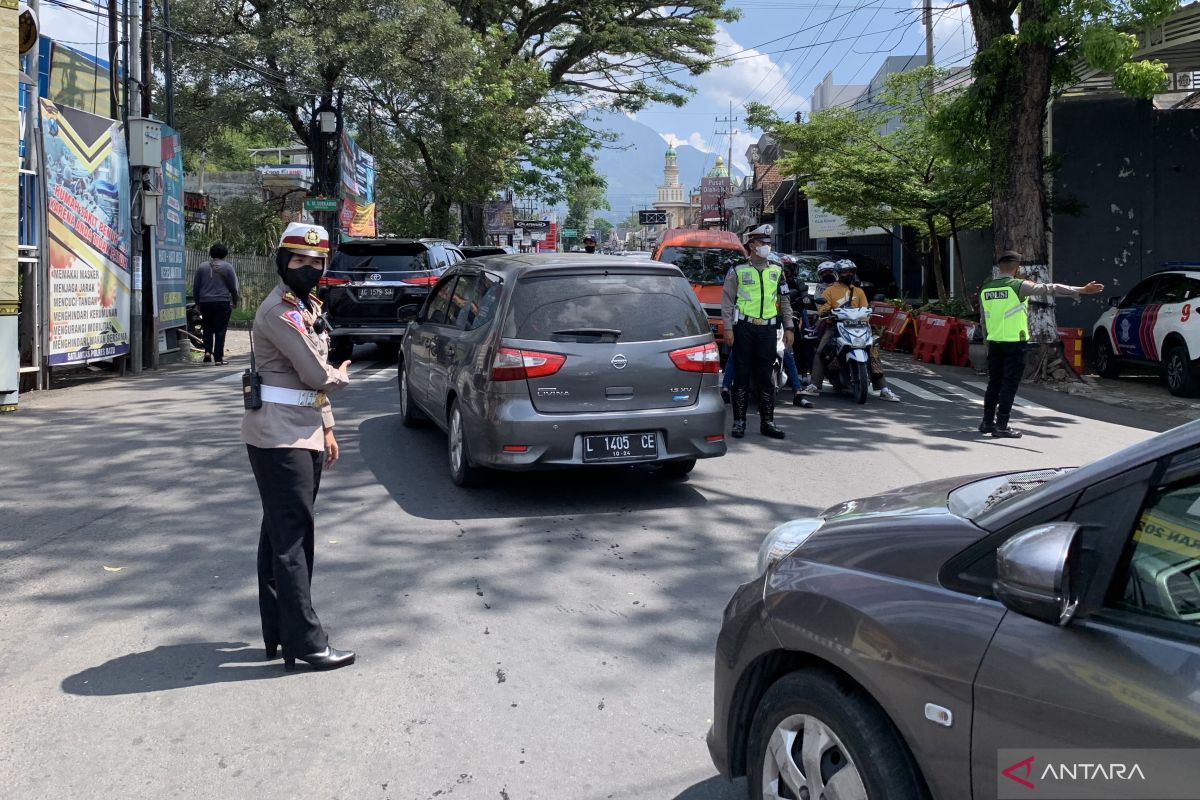 Polisi lakukan rekayasa arus lalu lintas di Kota Batu Jatim