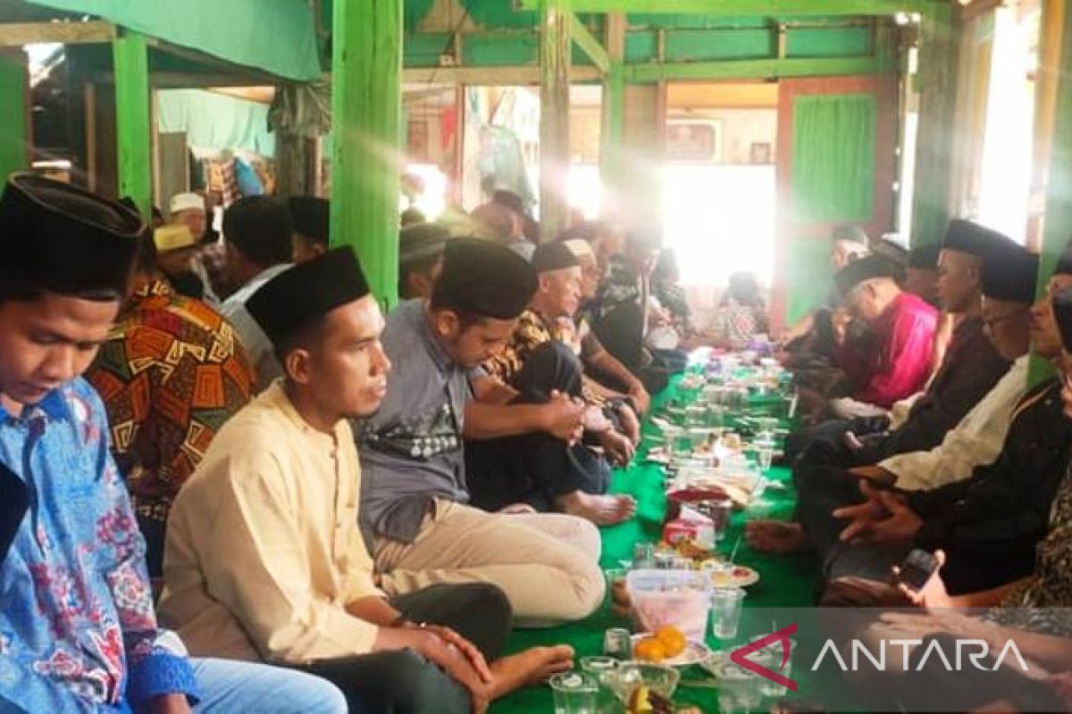 Ziarah rumah gadang rayakan Idul Fitri di Dharmasraya