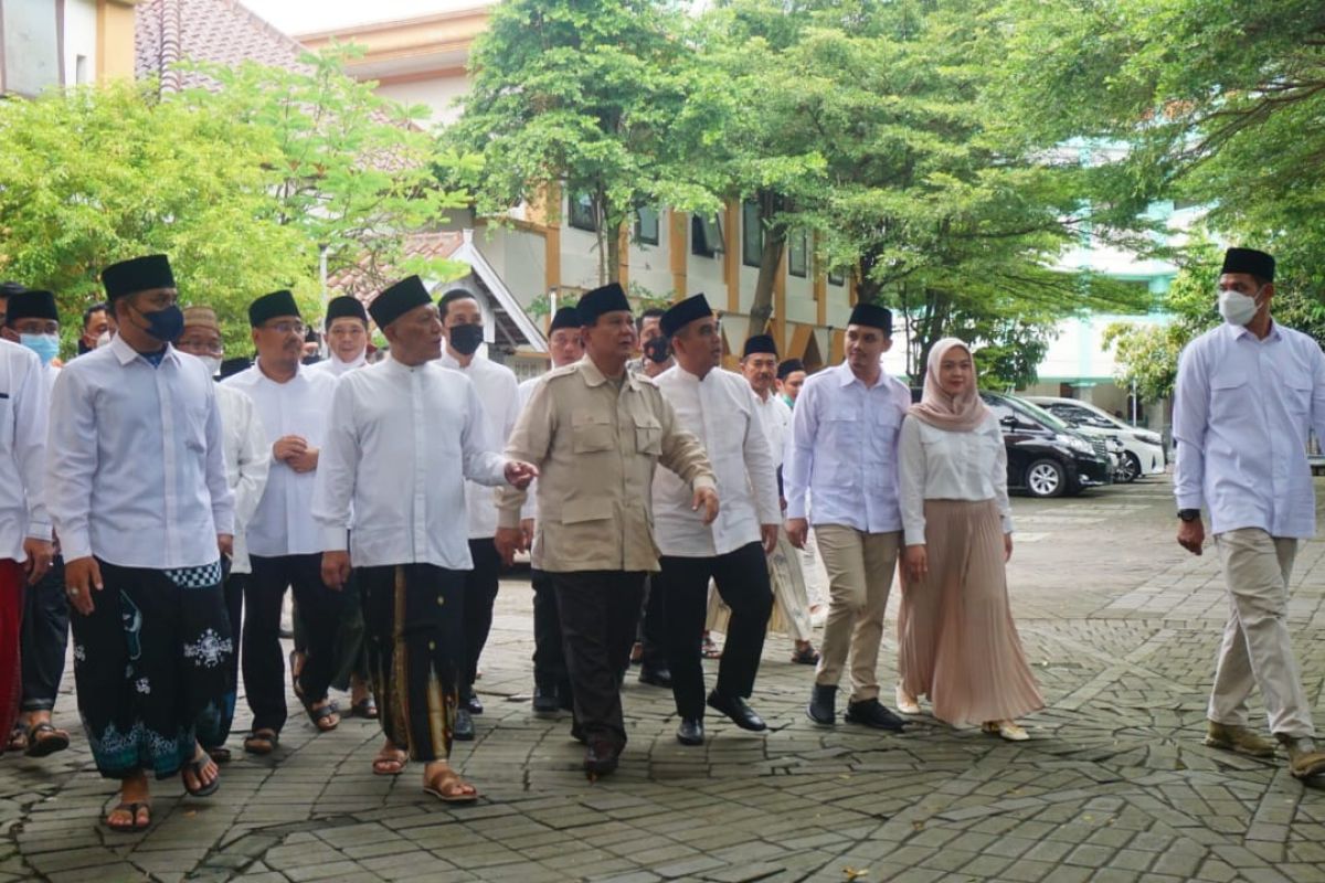 Kunjungi Ponpes Tebuireng, Menhan Prabowo ziarah Makam Gus Dur