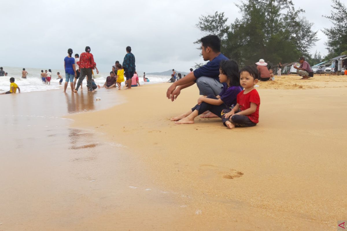 Disporapar Bengkayang rekomendasikan dua pantai patut dikunjungi saat libur