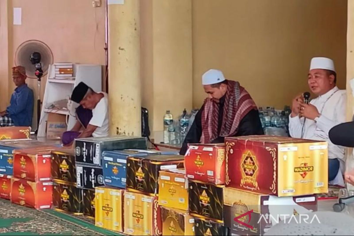 Bupati Aceh Barat bagikan bantuan kain sarung untuk jamaah Suluk