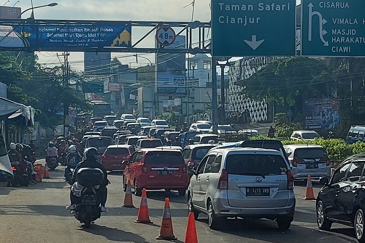 Polisi berlakukan arus lalu lintas satu arah di Puncak Bogor