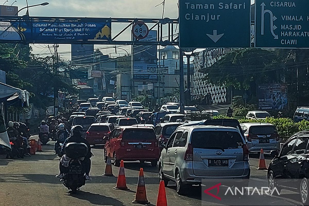 Polres Bogor berlakukan arus lalu lintas satu arah di Puncak