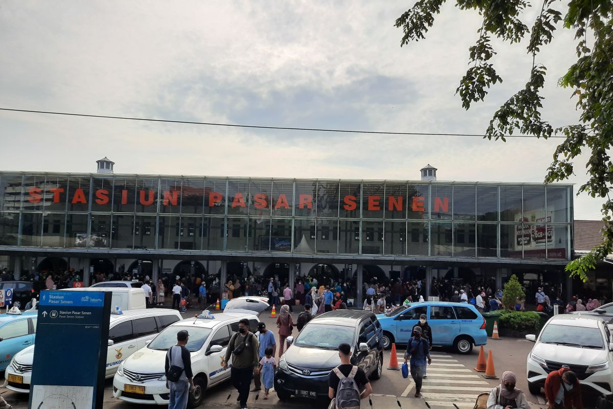 Jakarta stations receive 32,894 travelers on day after Eid