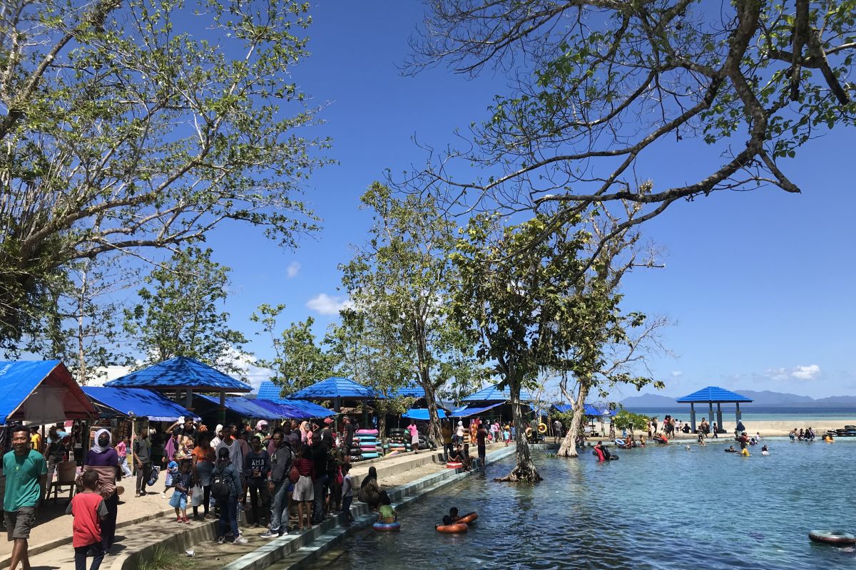 Air Putri public bath draws thousands of visitors during Eid