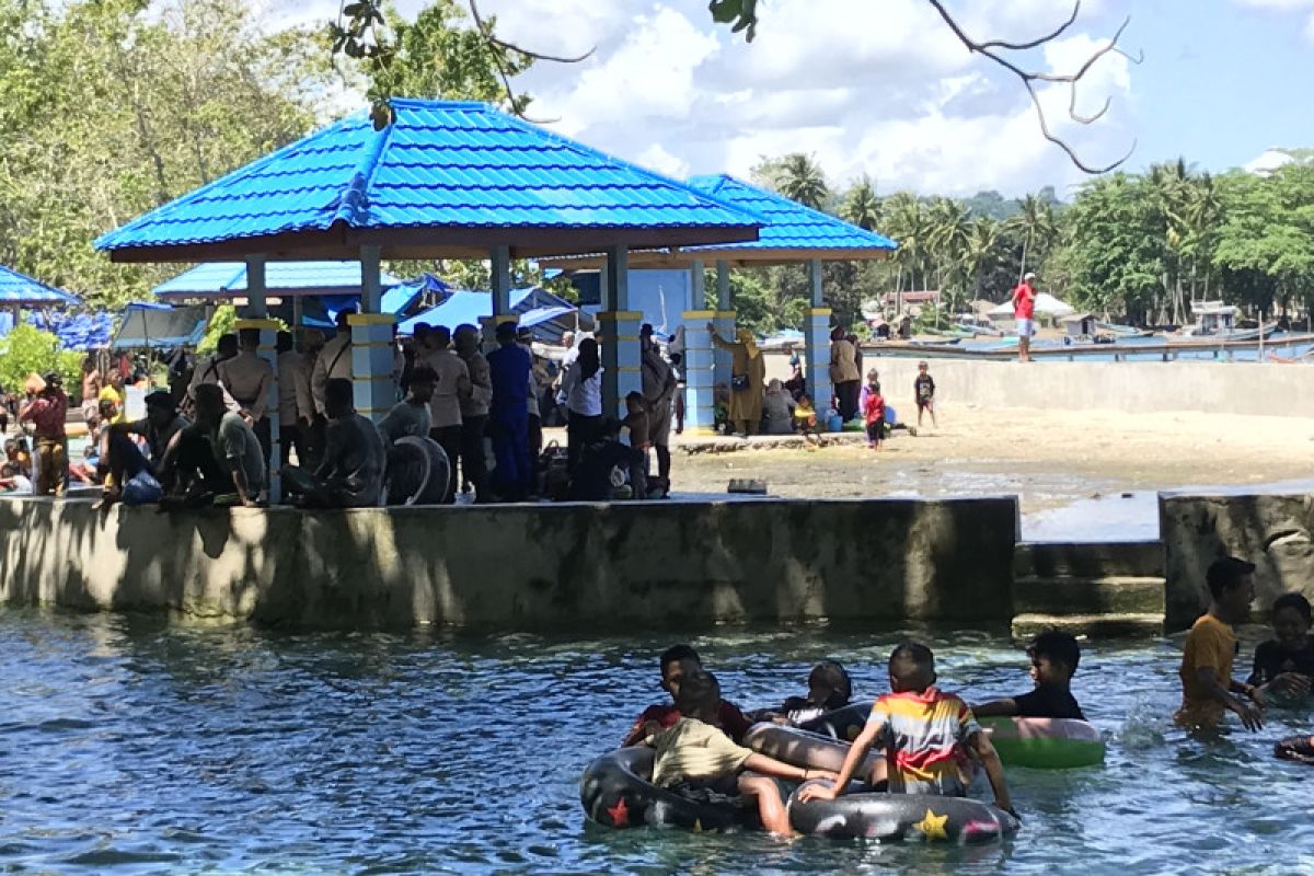 Aparat kepolisian lakukan pengamanan wisata Air Putri di Seram Barat