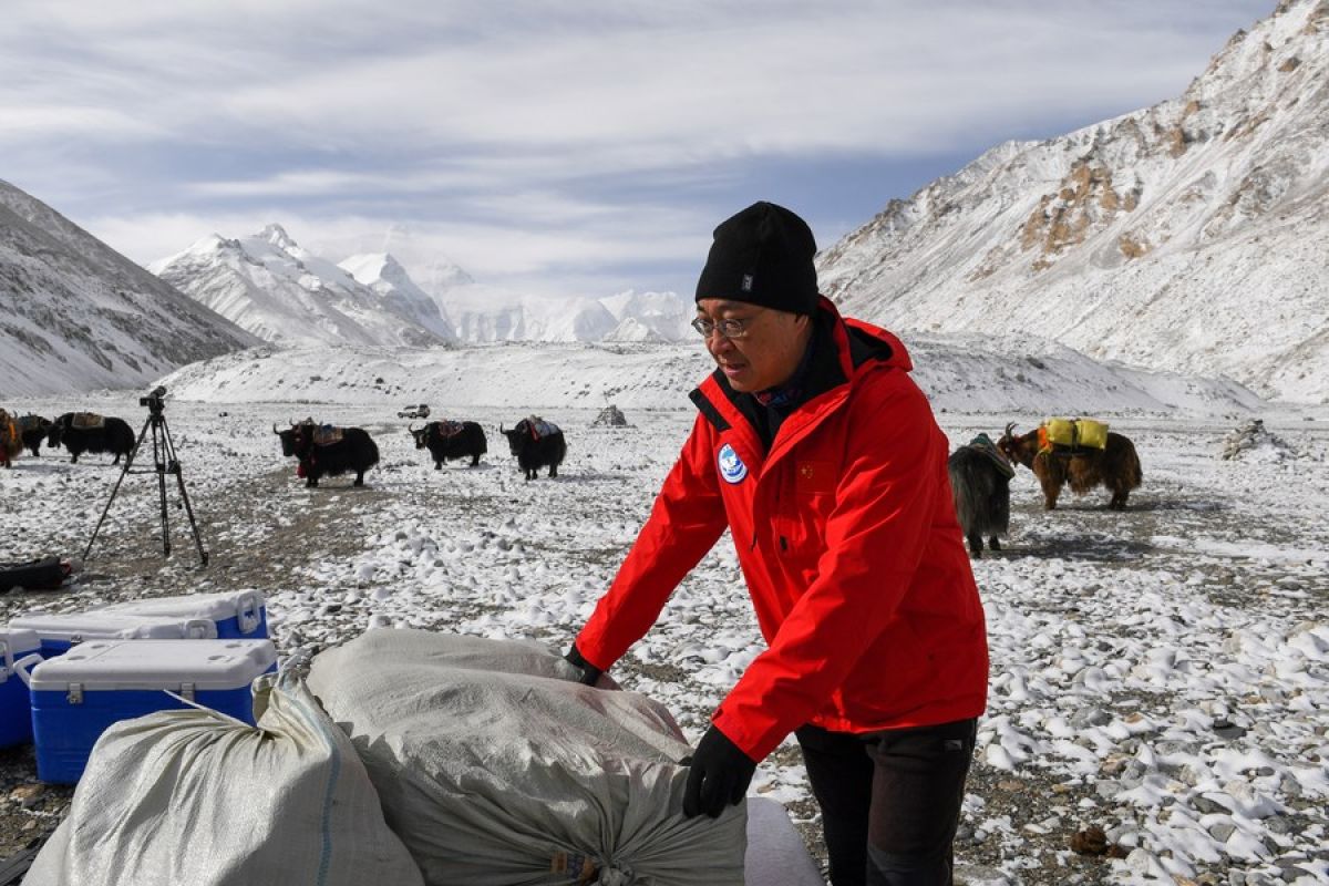 Tim peneliti China lakukan "pemeriksaan fisik" gletser Gunung Qomolangma