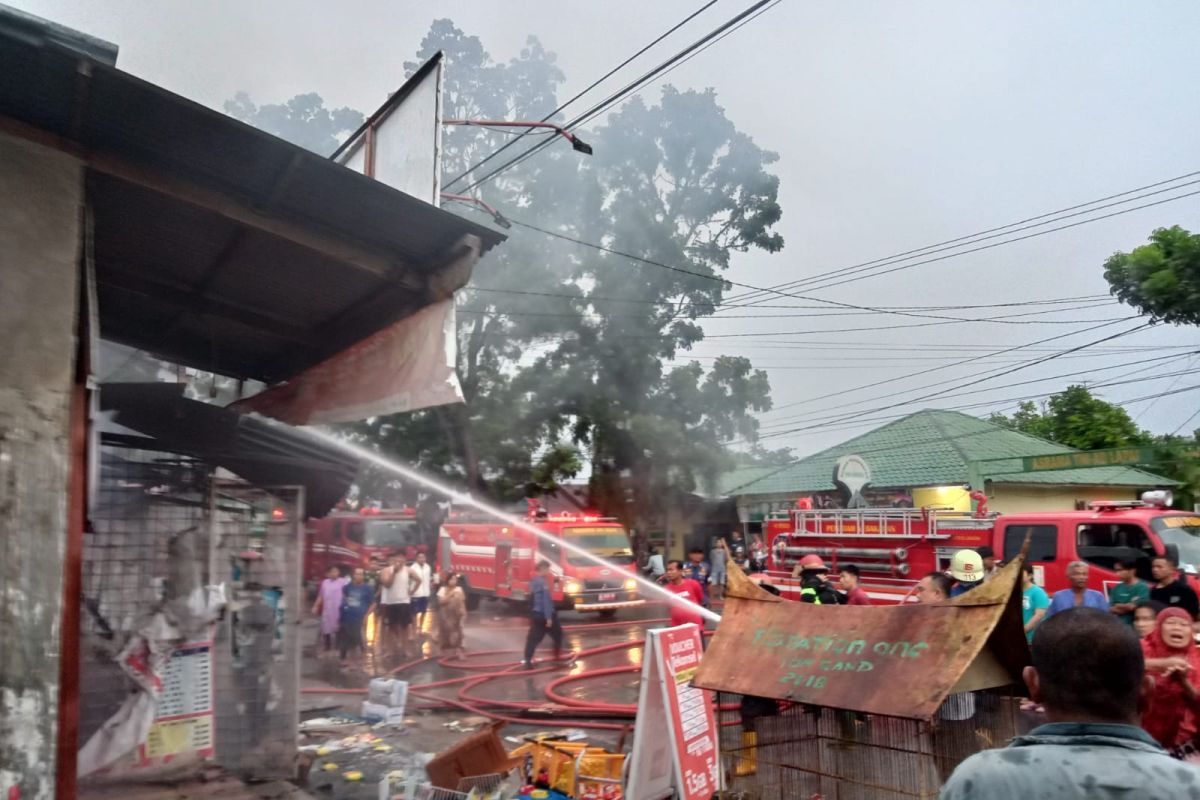 Tujuh petak ruko di Padang terbakar saat libur Idul Fitri 1443 Hijriah